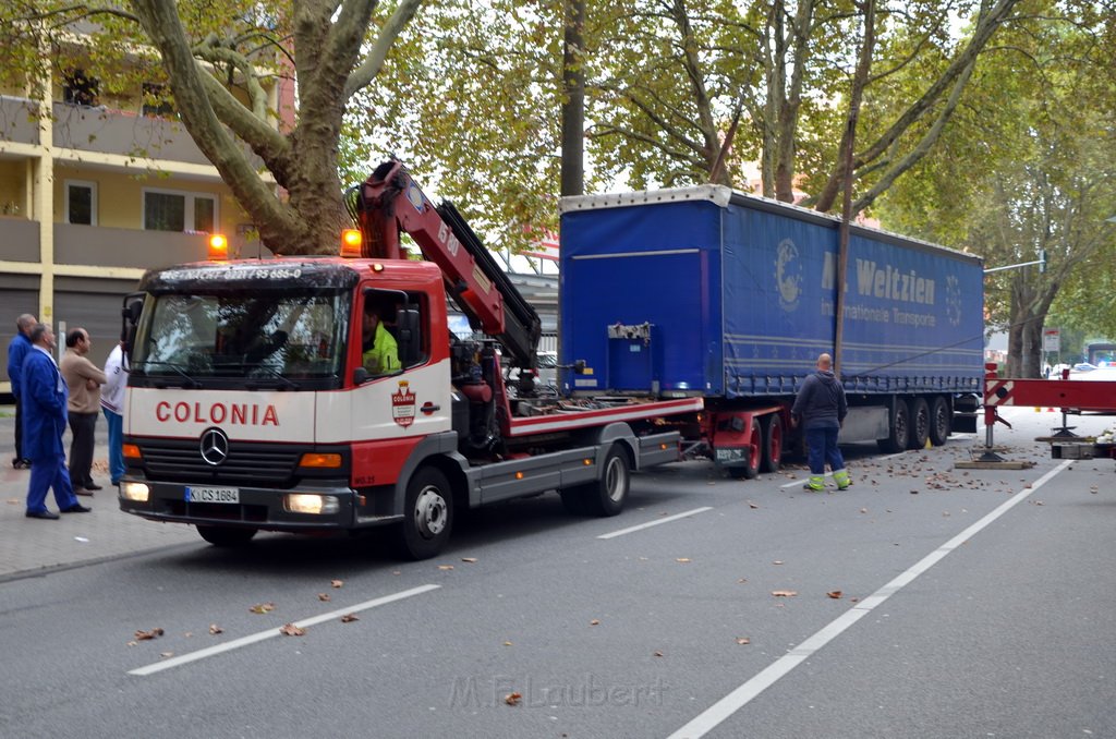 LKW verliert Auflieger Koeln Boltensternstr Pasteurstr P1994.JPG